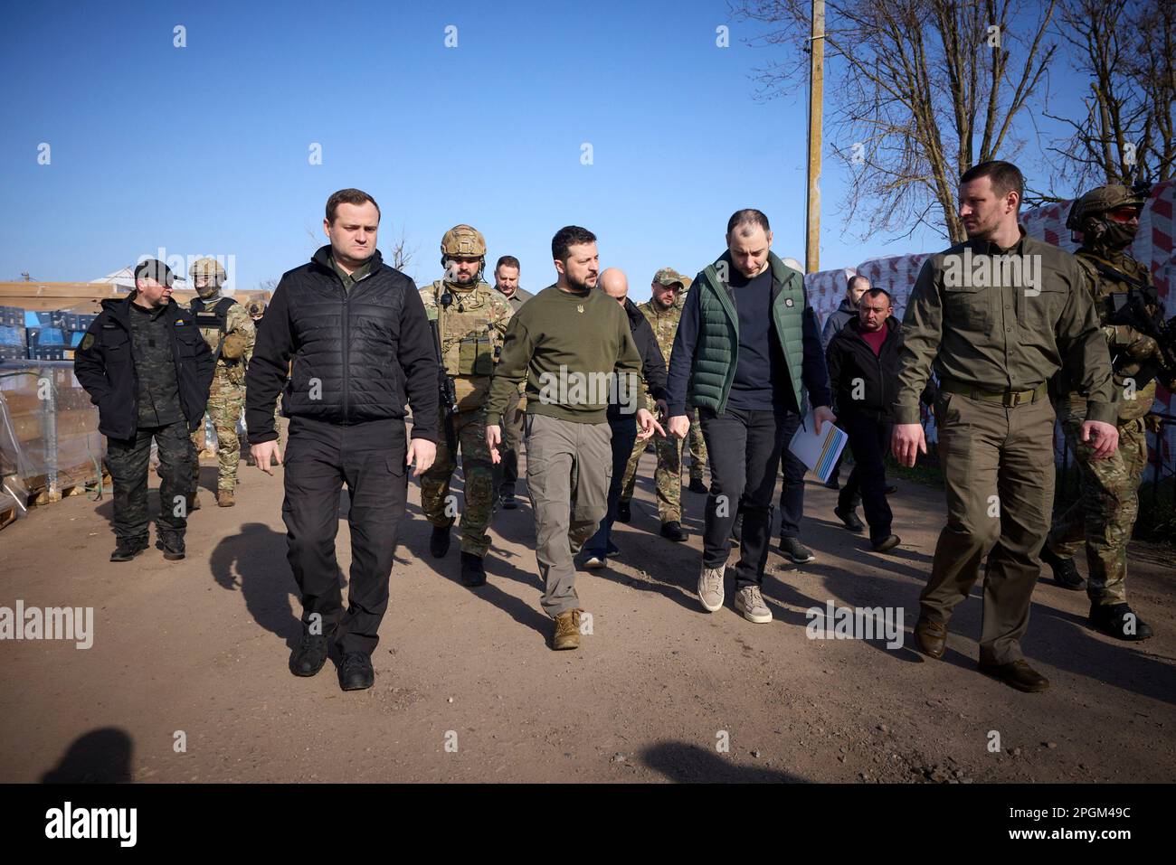 Charkiv, Ukraine. 23. März 2023. Der ukrainische Präsident Wolodymyr Zelenskyy, Center, inspiziert Schäden, die durch russische Raketenangriffe verursacht wurden, während eines Besuchs in der Region Kherson am 23. März 2023 in Posad-Pokrovske, Oblast Kherson, Ukraine. Kredit: Pool Photo/Pressestelle Des Ukrainischen Präsidenten/Alamy Live News Stockfoto