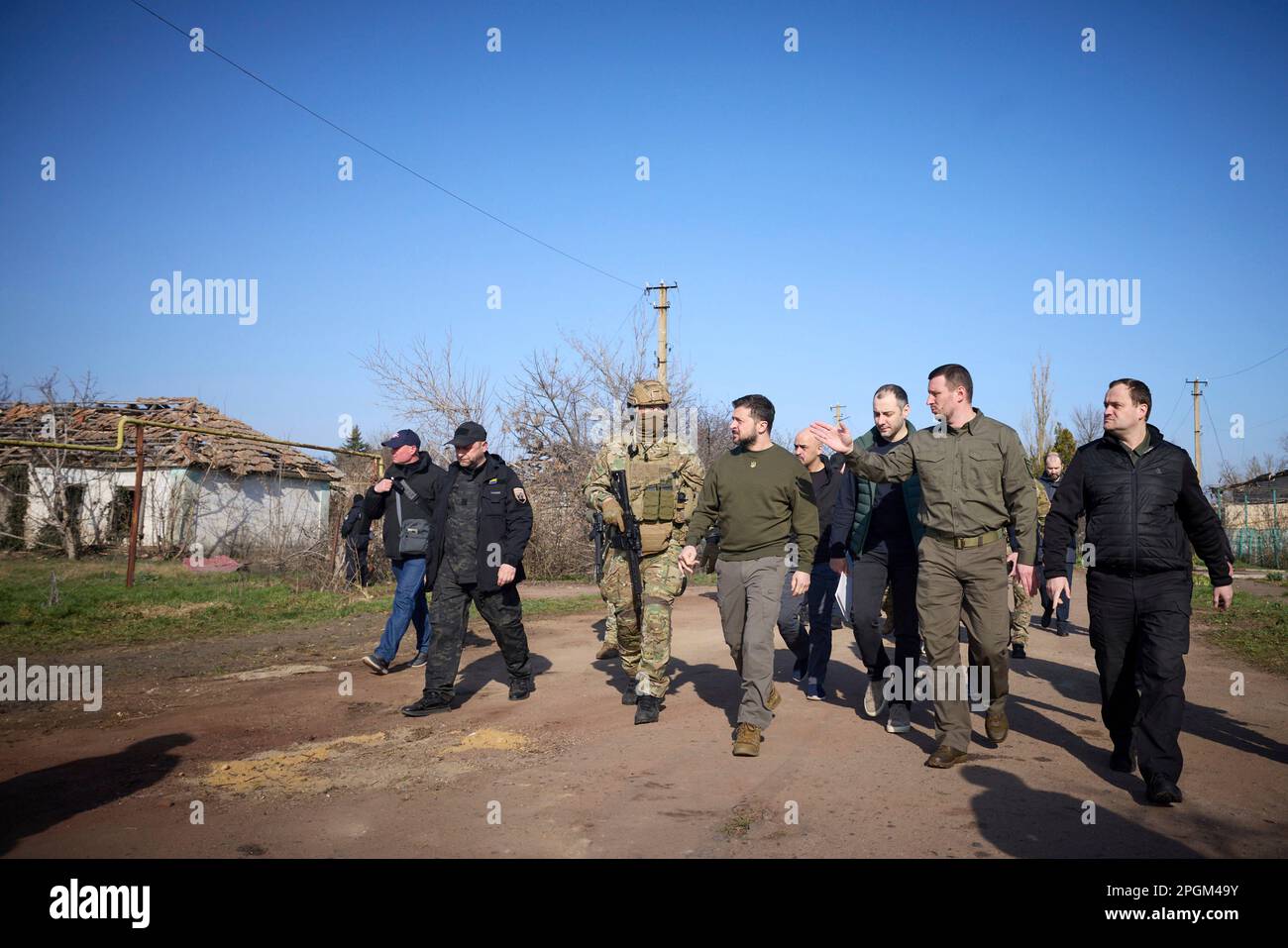 Charkiv, Ukraine. 23. März 2023. Der ukrainische Präsident Wolodymyr Zelenskyy, Center, inspiziert Schäden, die durch russische Raketenangriffe verursacht wurden, während eines Besuchs in der Region Kherson am 23. März 2023 in Posad-Pokrovske, Oblast Kherson, Ukraine. Kredit: Pool Photo/Pressestelle Des Ukrainischen Präsidenten/Alamy Live News Stockfoto