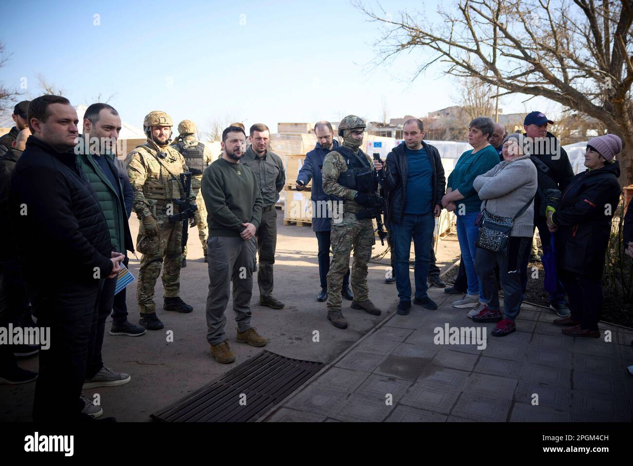 Charkiv, Ukraine. 23. März 2023. Der ukrainische Präsident Wolodymyr Zelenskyy, Center, inspiziert Schäden, die durch russische Raketenangriffe verursacht wurden, während eines Besuchs in der Region Kherson am 23. März 2023 in Posad-Pokrovske, Oblast Kherson, Ukraine. Kredit: Pool Photo/Pressestelle Des Ukrainischen Präsidenten/Alamy Live News Stockfoto