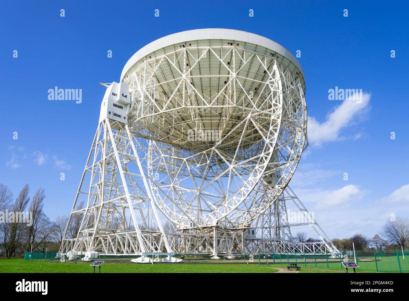 Jodrell Bank Radioteleskop das Lovell Teleskop an der Jodrell Bank bei Holmes Chapel Cheshire England GB Europa Stockfoto