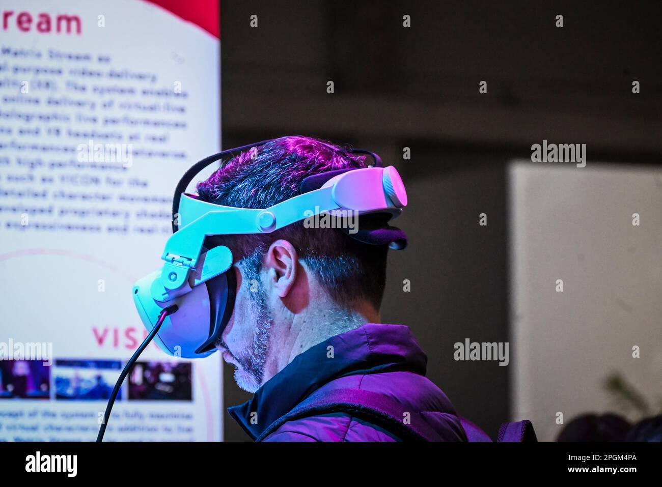 Barcelona, Spanien – 1. März 2023: DOCOMO-Stand auf der MWC 2023 mit NTT QONOQ Matrix Stream Präsentation eines virtuellen Live- und Allzweck-Video-del Stockfoto