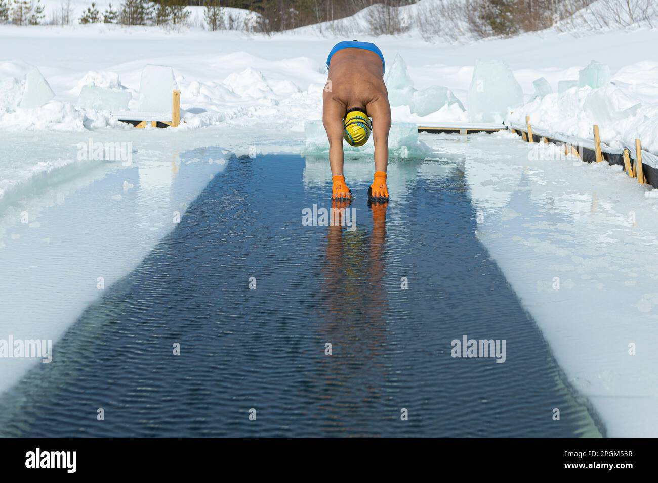 Ricardo Pan Neves taucht am 5. März 2023 in das kalte Wasser eines Sees südlich von Québec ein. Stockfoto