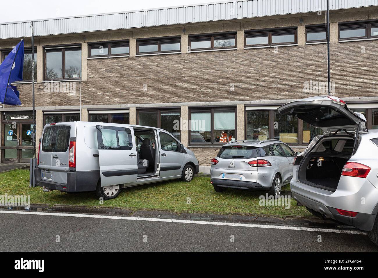 Abbildung zeigt Autos während einer Demonstration zum Pressezeitpunkt des Kabinetts des Justizministers und der Bundespolizei über die Kriminalisierung von versteckten Räumen in Fahrzeugen, in Gentbrugge, Gent, Donnerstag, 23. März 2023. 2022 entdeckte die Drogenabteilung der Zentraldirektion für die Bekämpfung der schweren und organisierten Kriminalität in Belgien 95 versteckte Räume in Fahrzeugen. Dies führte unter anderem zur Beschlagnahme von 1,7 Millionen Euro in bar, 1,8 Tonnen Kokain, Waffen, Mobiltelefonen und anderen Drogen, ein Rekord. In etwa 2 von 3 Beobachtungen stürzten sich die verborgenen Räume Stockfoto