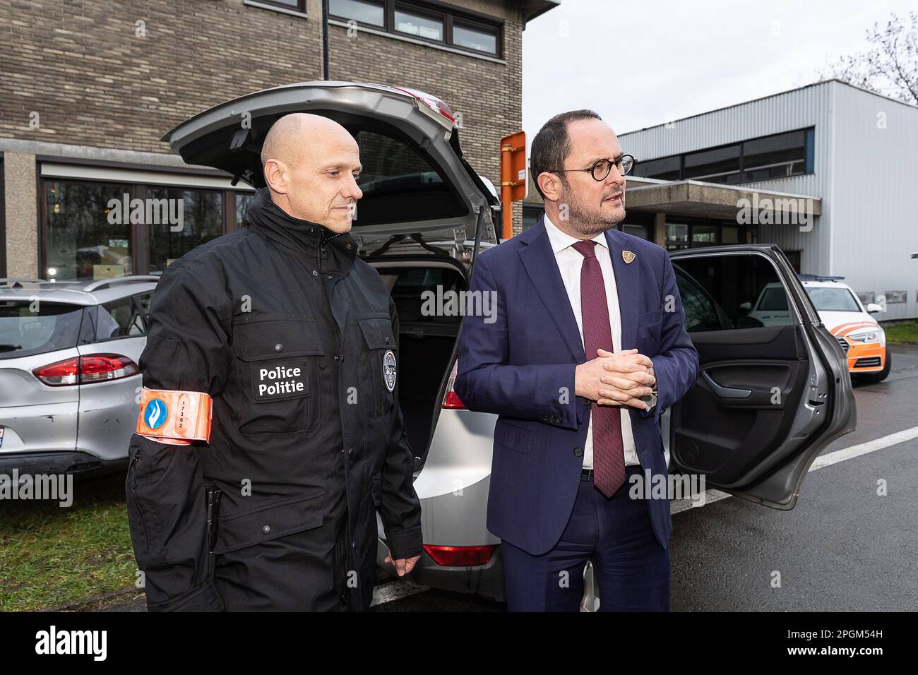Polizeibeamter Bart Vertessen und Justizminister Vincent Van Quickenborne fotografierten während eines Pressezeitpunkts das Kabinett des Justizministers und der Bundespolizei über die Kriminalisierung von versteckten Räumen in Fahrzeugen in Gentbrugge, Gent, Donnerstag, den 23. März 2023. 2022 entdeckte die Drogenabteilung der Zentraldirektion für die Bekämpfung der schweren und organisierten Kriminalität in Belgien 95 versteckte Räume in Fahrzeugen. Dies führte unter anderem zur Beschlagnahme von 1,7 Millionen Euro in bar, 1,8 Tonnen Kokain, Waffen, Mobiltelefonen und anderen Drogen, ein Rekord. In etwa 2 von 3 OPs Stockfoto