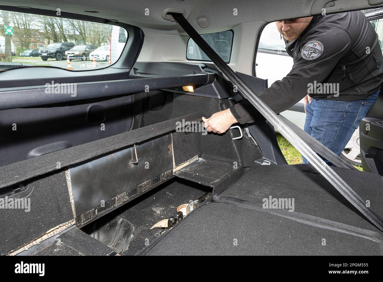 Abbildung zeigt einen Pressezeitpunkt des Kabinetts des Justizministers und der Bundespolizei über die Kriminalisierung von versteckten Räumen in Fahrzeugen, in Gentbrugge, Gent, Donnerstag, 23. März 2023. 2022 entdeckte die Drogenabteilung der Zentraldirektion für die Bekämpfung der schweren und organisierten Kriminalität in Belgien 95 versteckte Räume in Fahrzeugen. Dies führte unter anderem zur Beschlagnahme von 1,7 Millionen Euro in bar, 1,8 Tonnen Kokain, Waffen, Mobiltelefonen und anderen Drogen, ein Rekord. In etwa 2 von 3 Beobachtungen stellte sich heraus, dass die verborgenen Räume leer waren. Die ganze Zeit Stockfoto