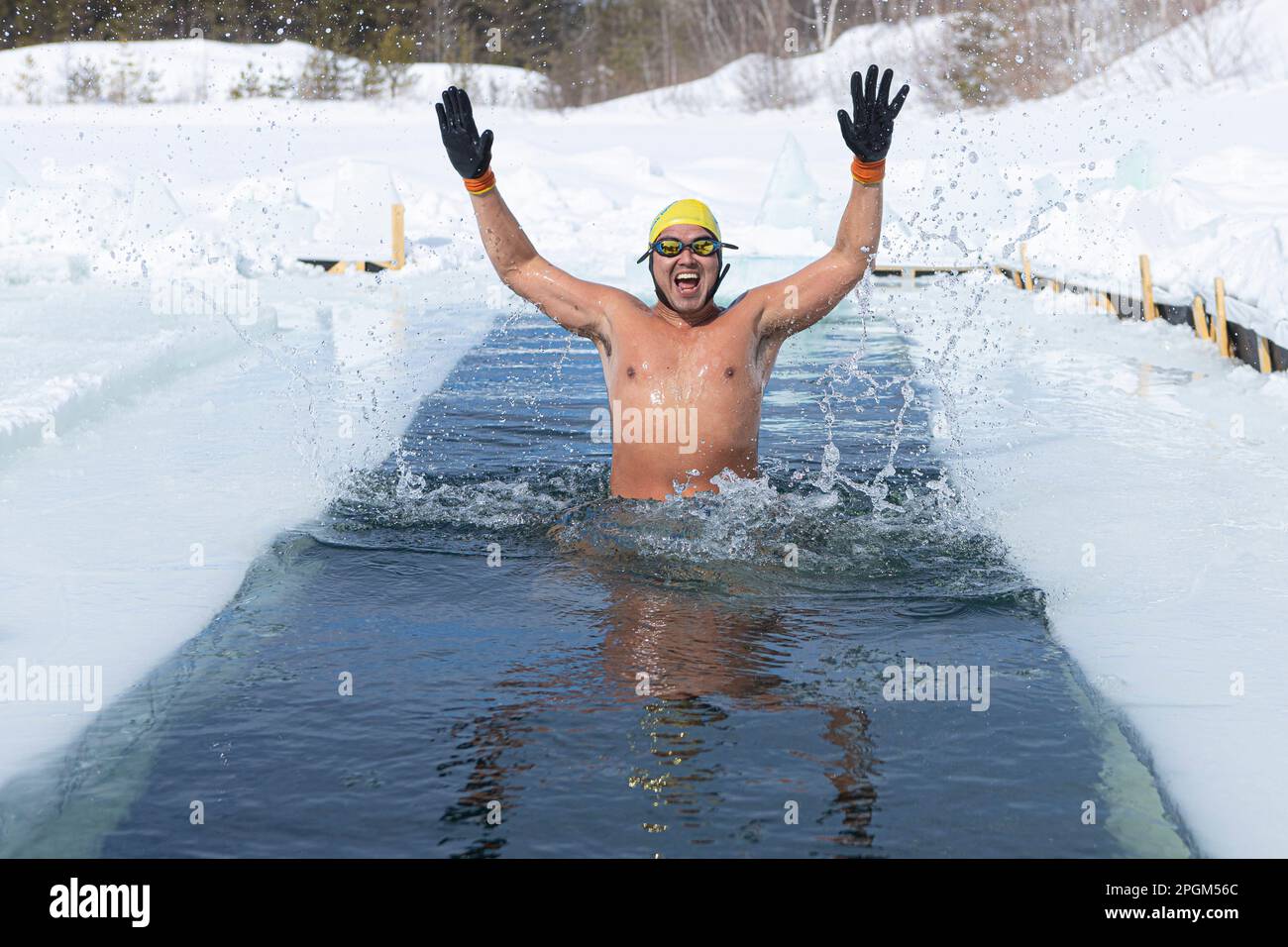 Ricardo Pan Neves taucht am 5. März 2023 aus dem kalten Wasser eines Sees südlich von Quebec City auf. Stockfoto