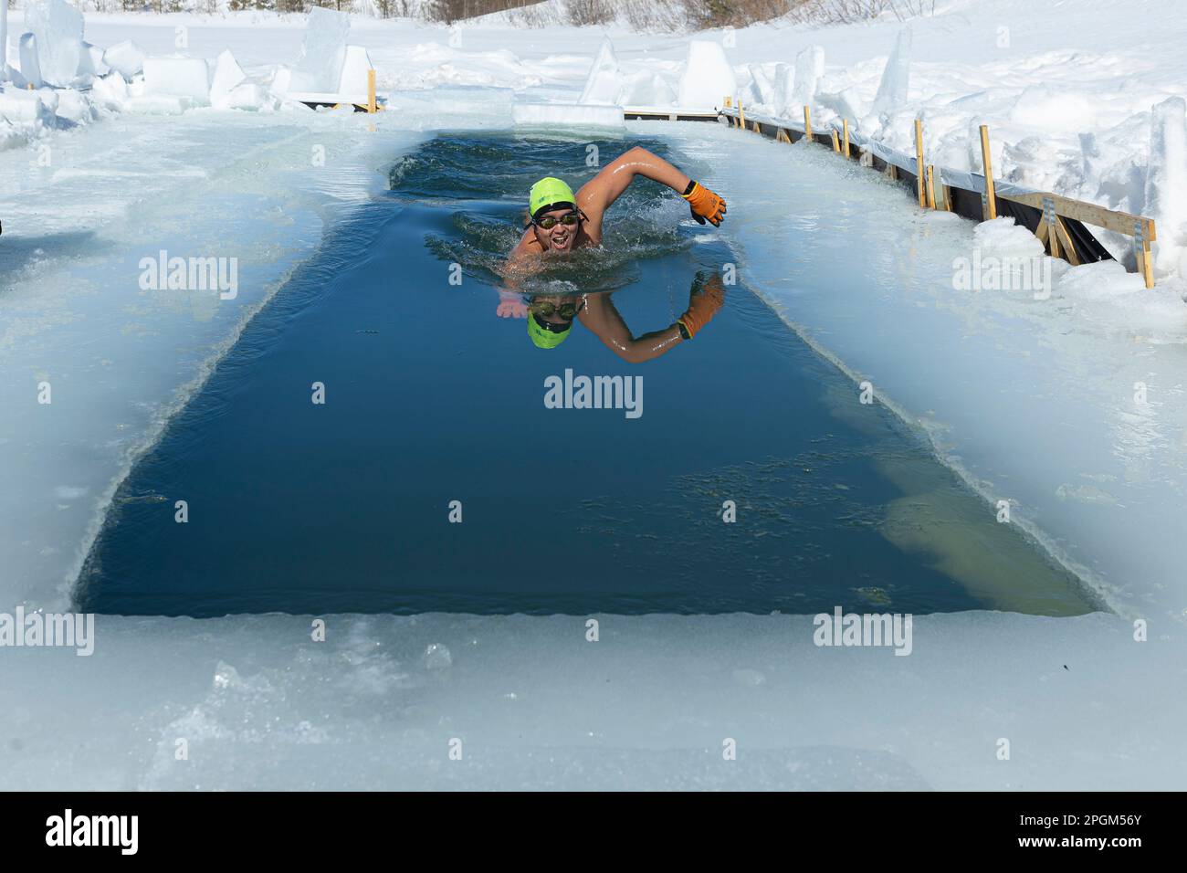 Ricardo Pan Neves schwimmt am 5. März 2023 im kalten Wasser eines Sees südlich von Quebec City. Stockfoto