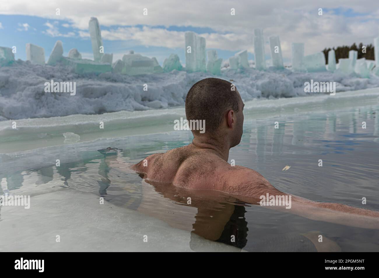 Martin Brunet Entspannen Sie sich am 12. März 2023 im kalten Wasser eines gefrorenen Sees auf lustige Weise südlich von Quebec City. Stockfoto