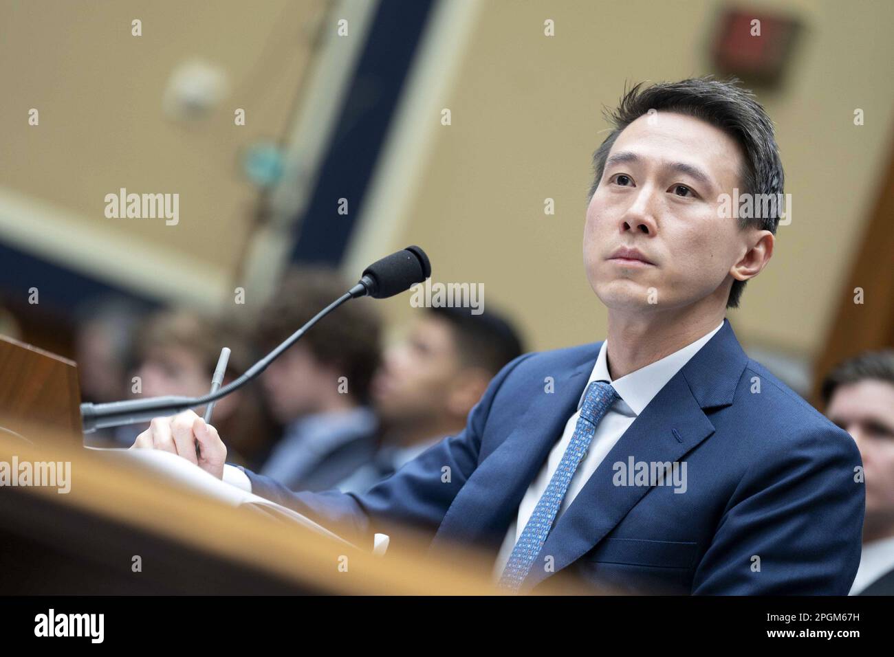 Washington, Usa. 23. März 2023. Shou Zi Chew, CEO von TikTok, schaut auf eine Anhörung des House Committee on Armed Services Committee zum Thema „TikTok: How Congress Can Secret American Data Privacy and Protect Children from Online Harms“ in den USA Capitol in Washington, DC, am Donnerstag, den 23. März 2023. Foto: Bonnie Cash/UPI Credit: UPI/Alamy Live News Stockfoto