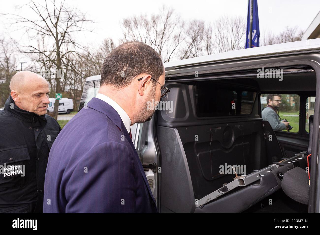 Polizeibeamter Bart Vertessen und Justizminister Vincent Van Quickenborne fotografierten während eines Pressezeitpunkts das Kabinett des Justizministers und der Bundespolizei über die Kriminalisierung von versteckten Räumen in Fahrzeugen in Gentbrugge, Gent, Donnerstag, den 23. März 2023. 2022 entdeckte die Drogenabteilung der Zentraldirektion für die Bekämpfung der schweren und organisierten Kriminalität in Belgien 95 versteckte Räume in Fahrzeugen. Dies führte unter anderem zur Beschlagnahme von 1,7 Millionen Euro in bar, 1,8 Tonnen Kokain, Waffen, Mobiltelefonen und anderen Drogen, ein Rekord. In etwa 2 von 3 OPs Stockfoto