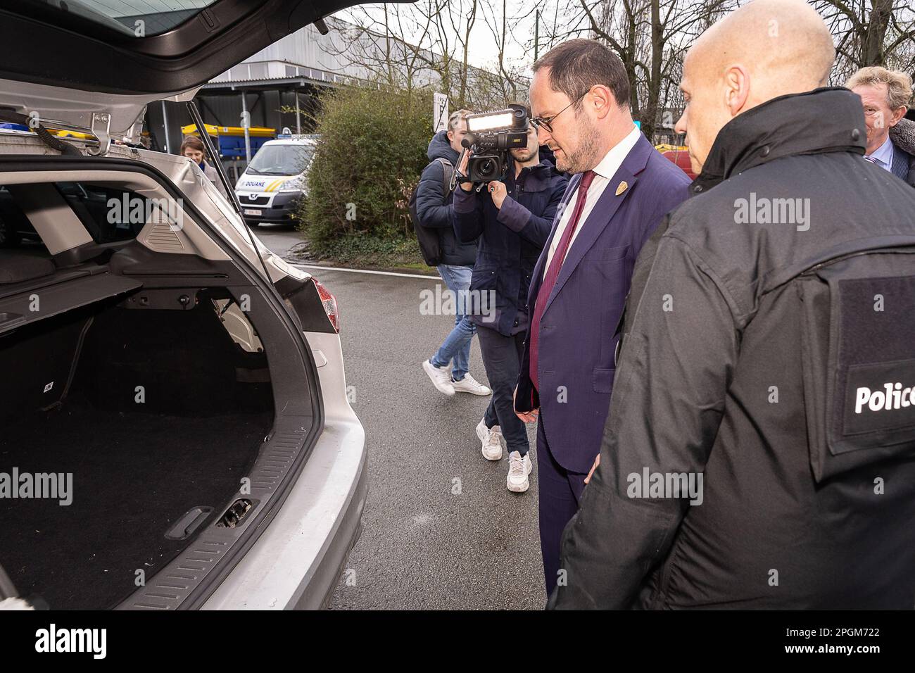 Justizminister Vincent Van Quickenborne, das während eines Pressezeitpunkts des Kabinetts des Justizministers und der Bundespolizei über die Kriminalisierung von versteckten Räumen in Fahrzeugen in Gentbrugge, Gent, am Donnerstag, den 23. März 2023, fotografiert wurde. 2022 entdeckte die Drogenabteilung der Zentraldirektion für die Bekämpfung der schweren und organisierten Kriminalität in Belgien 95 versteckte Räume in Fahrzeugen. Dies führte unter anderem zur Beschlagnahme von 1,7 Millionen Euro in bar, 1,8 Tonnen Kokain, Waffen, Mobiltelefonen und anderen Drogen, ein Rekord. In etwa 2 von 3 Beobachtungen stürzten sich die verborgenen Räume Stockfoto
