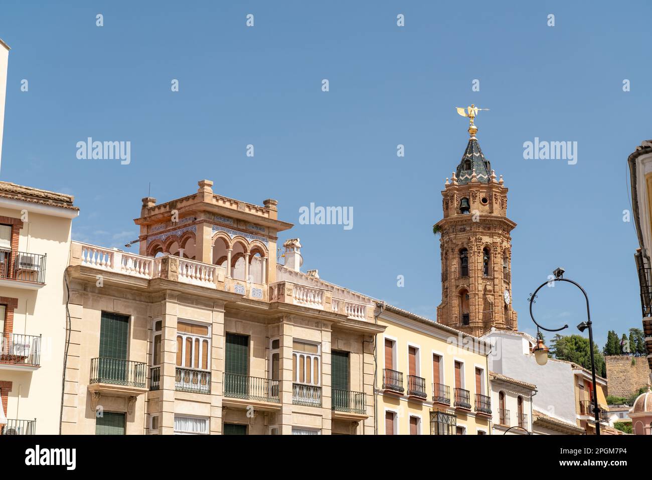 Stadtzentrum der wunderschönen spanischen Stadt Antequera. Touristisches Reiseziel in Andalucía. Historische und mittelalterliche Stadt mit wunderschöner Architektur. Stockfoto