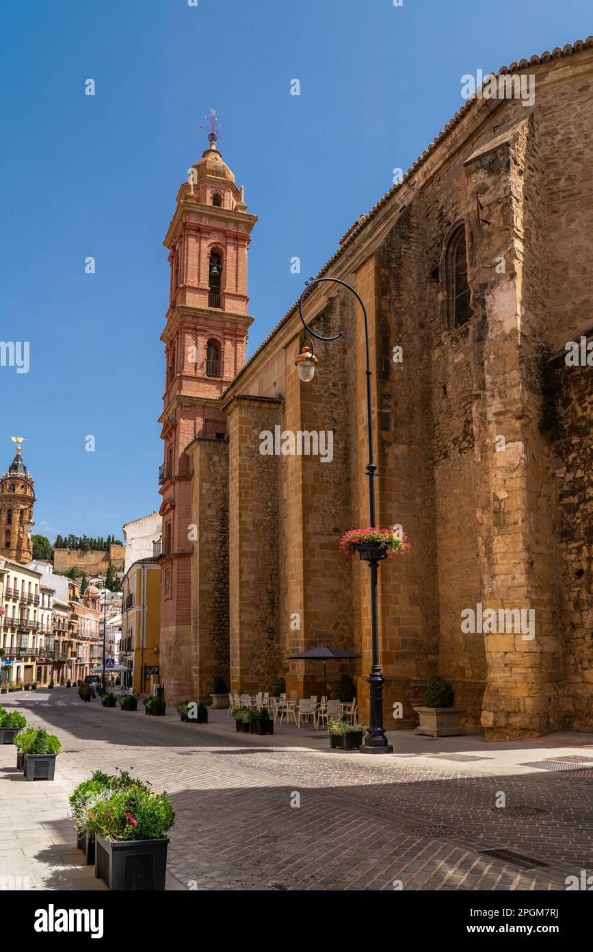 Stadtzentrum der wunderschönen spanischen Stadt Antequera. Touristisches Reiseziel in Andalucía. Historische und mittelalterliche Stadt mit wunderschöner Architektur. Stockfoto