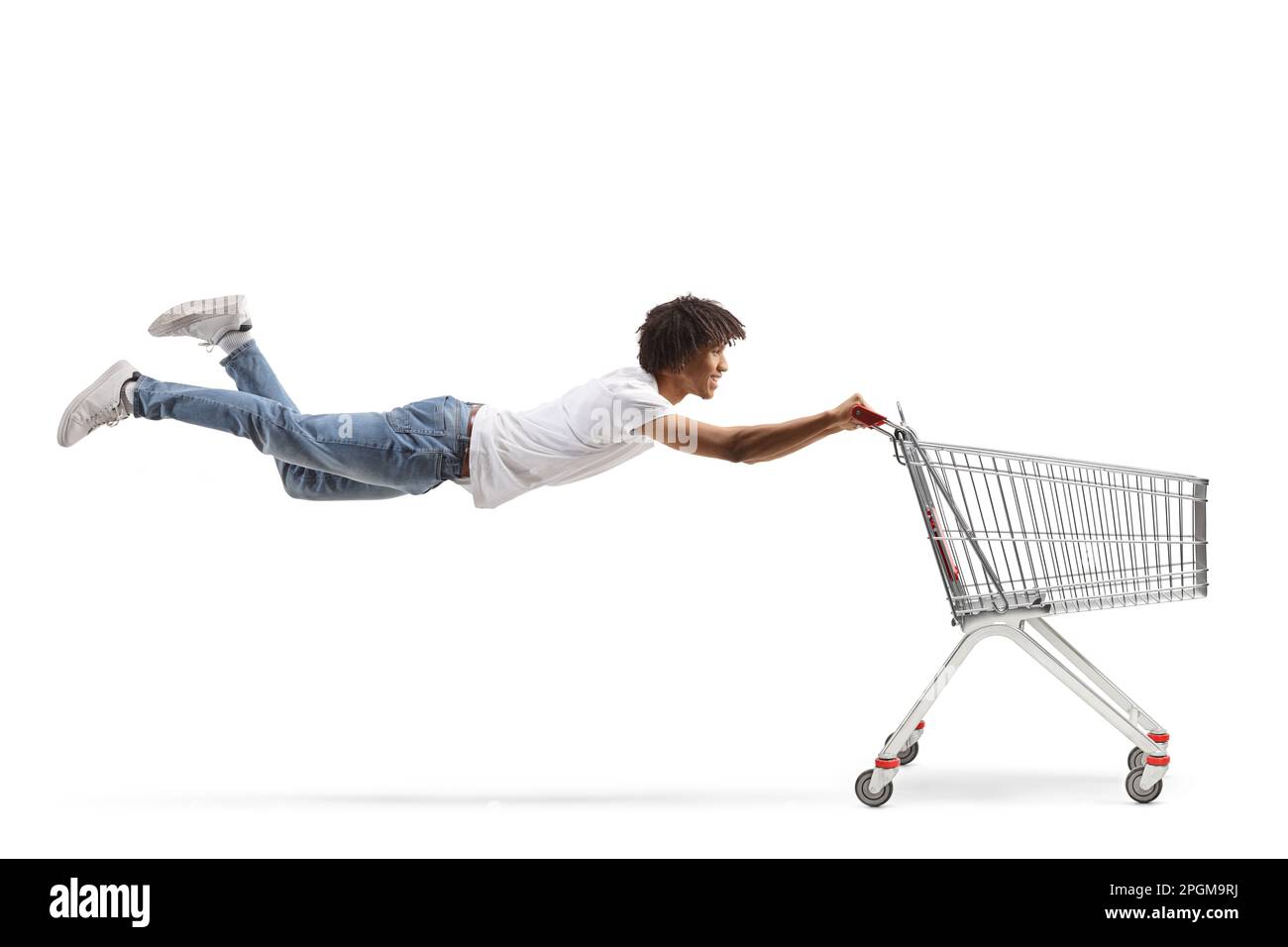 Ein afroamerikanischer Typ fliegt und hält sich am Griff eines Einkaufswagens isoliert auf weißem Hintergrund fest Stockfoto