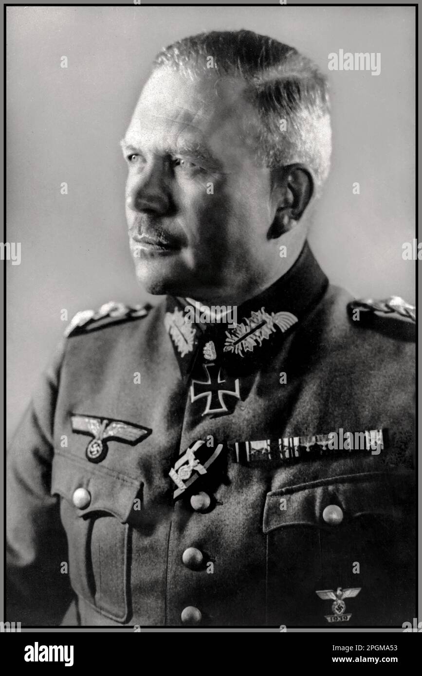 NAZI-OFFIZIER GENERAL Heinz Wilhelm Guderian in Uniform, formelles 1930er Studio-Porträt. Ein deutscher Nazi-Wehrmacht-General während des Zweiten Weltkriegs, der nach dem Krieg ein erfolgreicher Memoirist wurde. Als früherer Pionier und Befürworter des "Blitzkrieg"-Ansatzes spielte er eine zentrale Rolle bei der Entwicklung des Konzepts des Geschäftsbereichs panzer. 1936 wurde er Inspektor für motorisierte Truppen. Geboren Am 17. Juni 1888, Chełmno, Polen Verstorben Am 14. Mai 1954, Schwangau, Deutschland Stockfoto