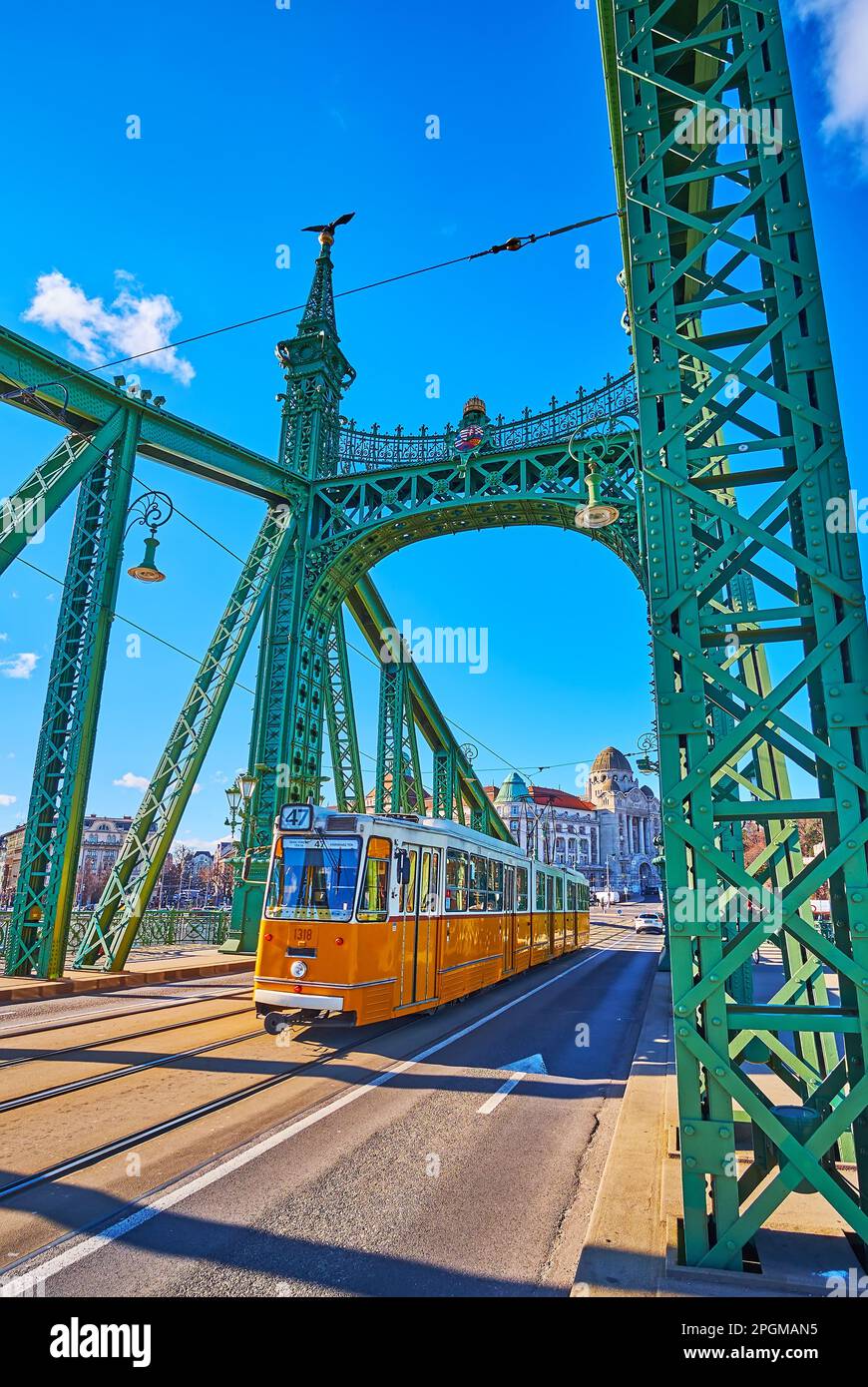 Die klassische gelbe Straßenbahn fährt auf der Liberty Bridge in Budapest, Ungarn Stockfoto