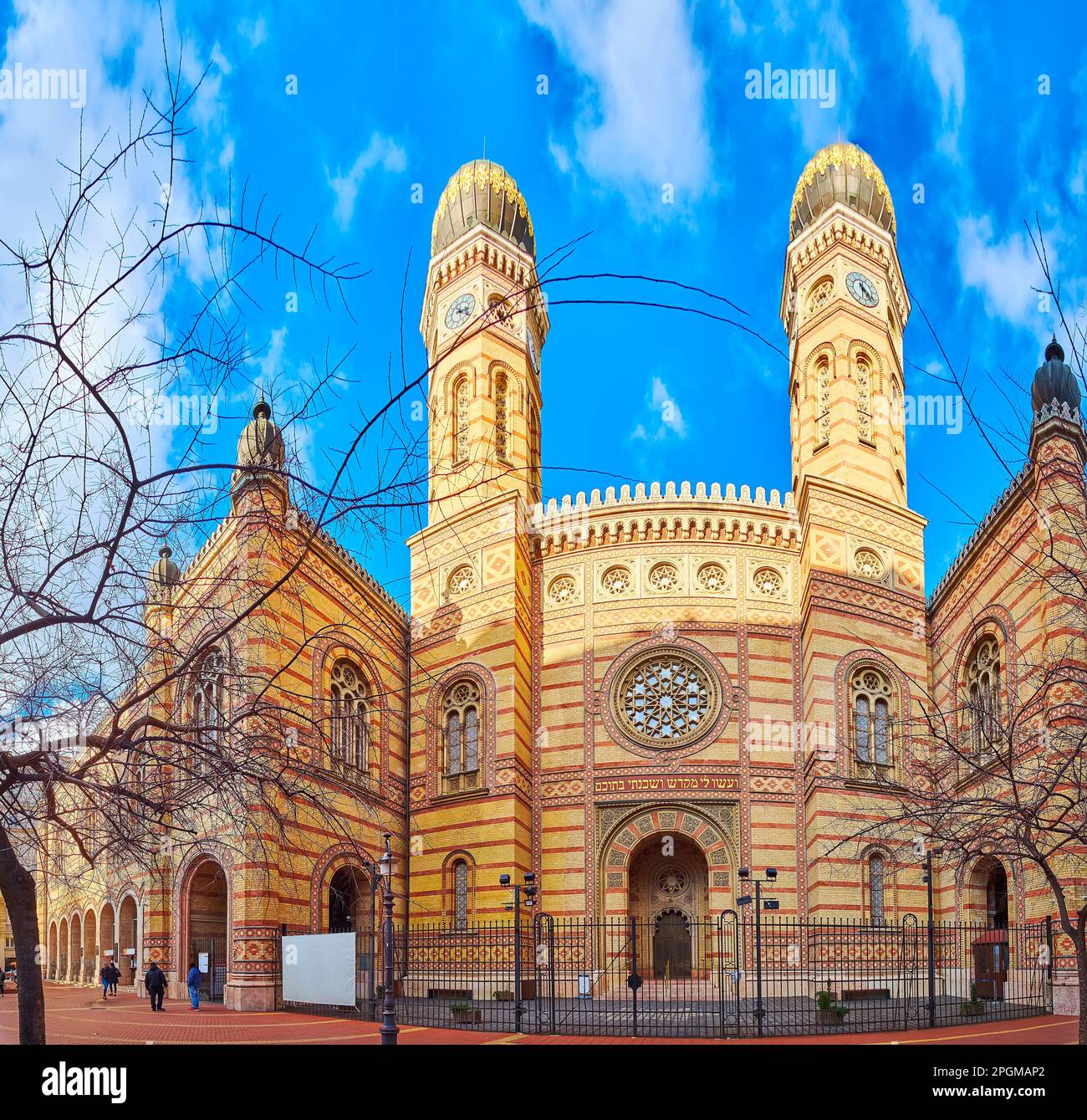 Die malerische maurische Fassade der Synagoge Dohany Street mit kugelförmigen Kuppeln auf den Uhrtürmen, Rosenfenstern, Schnitzereien und Farbmustern Stockfoto