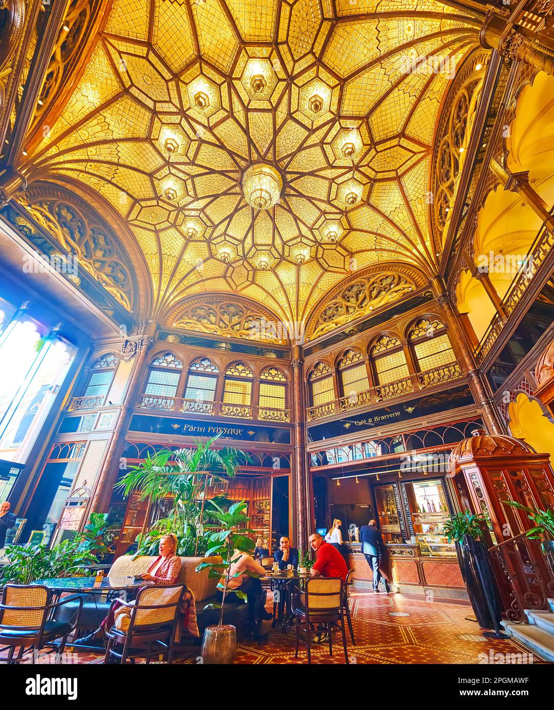 BUDAPEST, UNGARN - 22. FEBRUAR 2022: Das geschnitzte hölzerne Interieur des Parisi Passage Cafe and Brasserie, am 22. Februar in Budapest Stockfoto