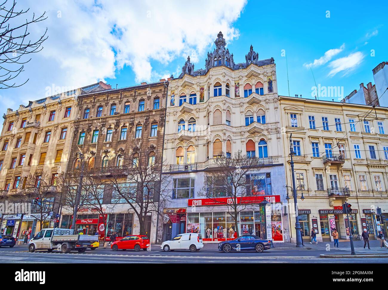 BUDAPEST, UNGARN - 22. FEBRUAR 2022: Karoly Boulevard mit historischen Stadthäusern und kunstvollem Severa House, dekoriert mit Stuck und Mosaikbildern, am Februar Stockfoto