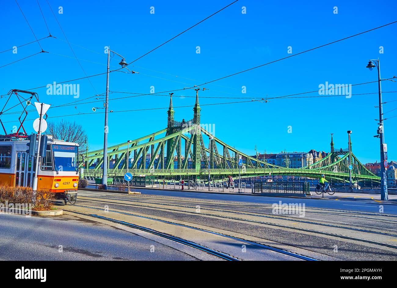 Die alte gelbe Straßenbahn auf dem Gellert-Platz vor der berühmten grünen Freiheitsbrücke in Budapest, Ungarn Stockfoto