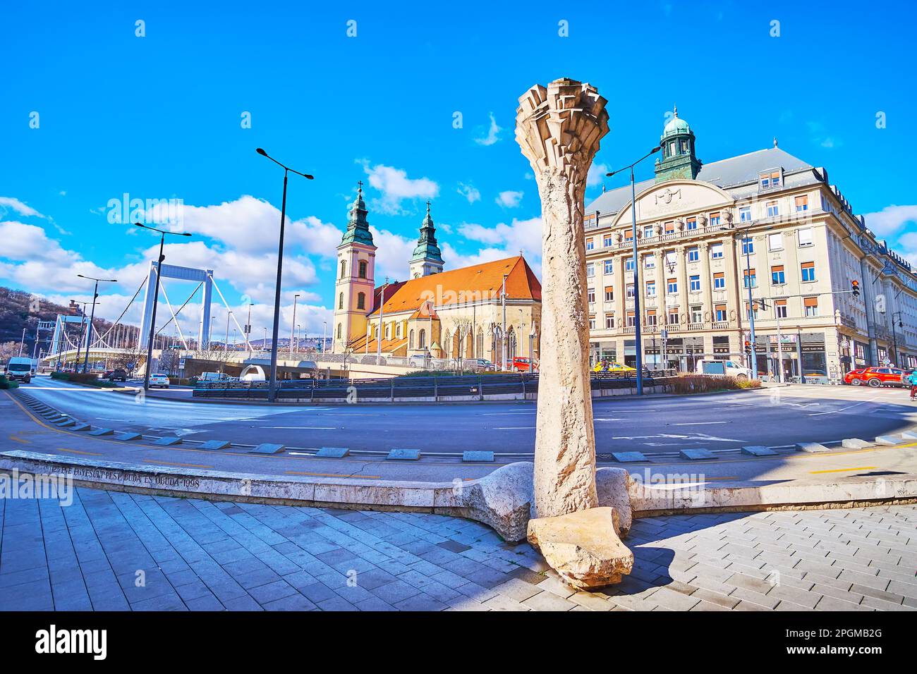 BUDAPEST, UNGARN - 22. FEBRUAR 2022: Der Stein Budapest eine Perle der Donaustatue auf dem Marcius-15-Platz vor der Theologischen Hochschule Sapientia Stockfoto