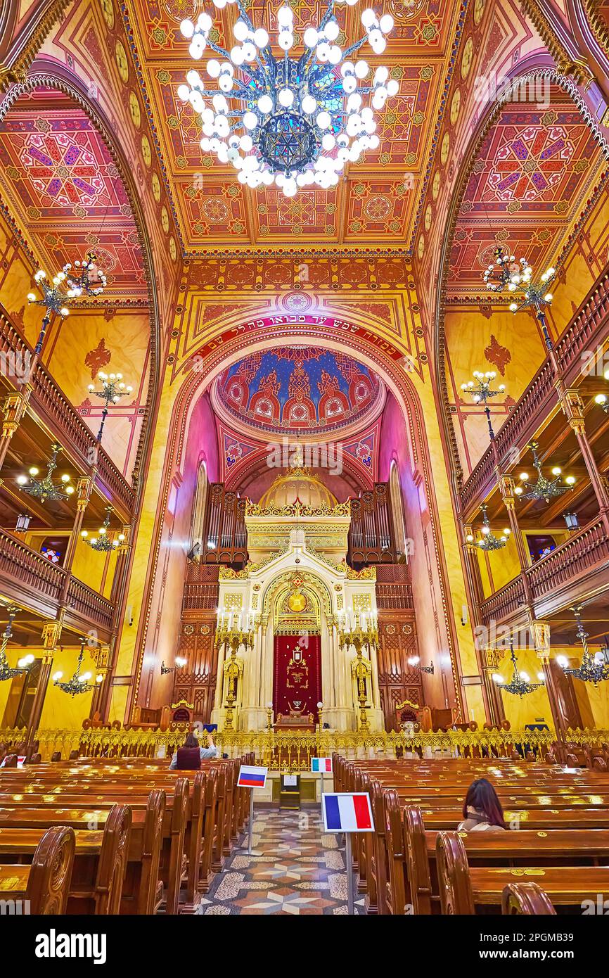 BUDAPEST, UNGARN - 22. FEBRUAR 2022: Innere der Dohany Street Synagoge mit geschnitztem Torah Ark und reich verzierter Decke mit bemalten geometrischen Elementen Stockfoto