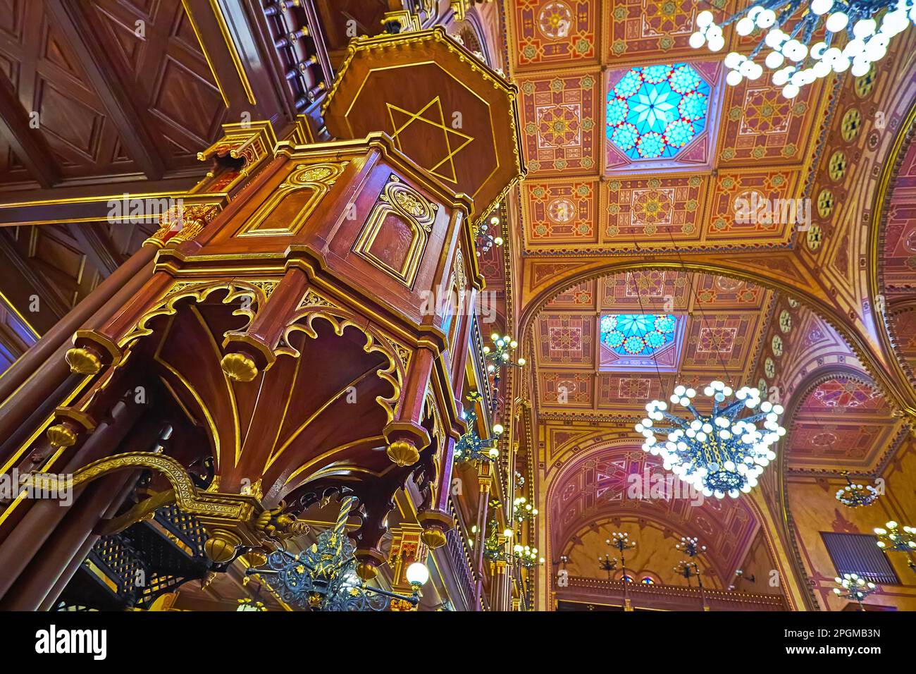 BUDAPEST, UNGARN - 22. FEBRUAR 2022: Gebetshalle der Dohany Street Synagoge mit geschnitzter Holzkanzel und reich verzierter Decke, am 22. Februar in Budapest Stockfoto