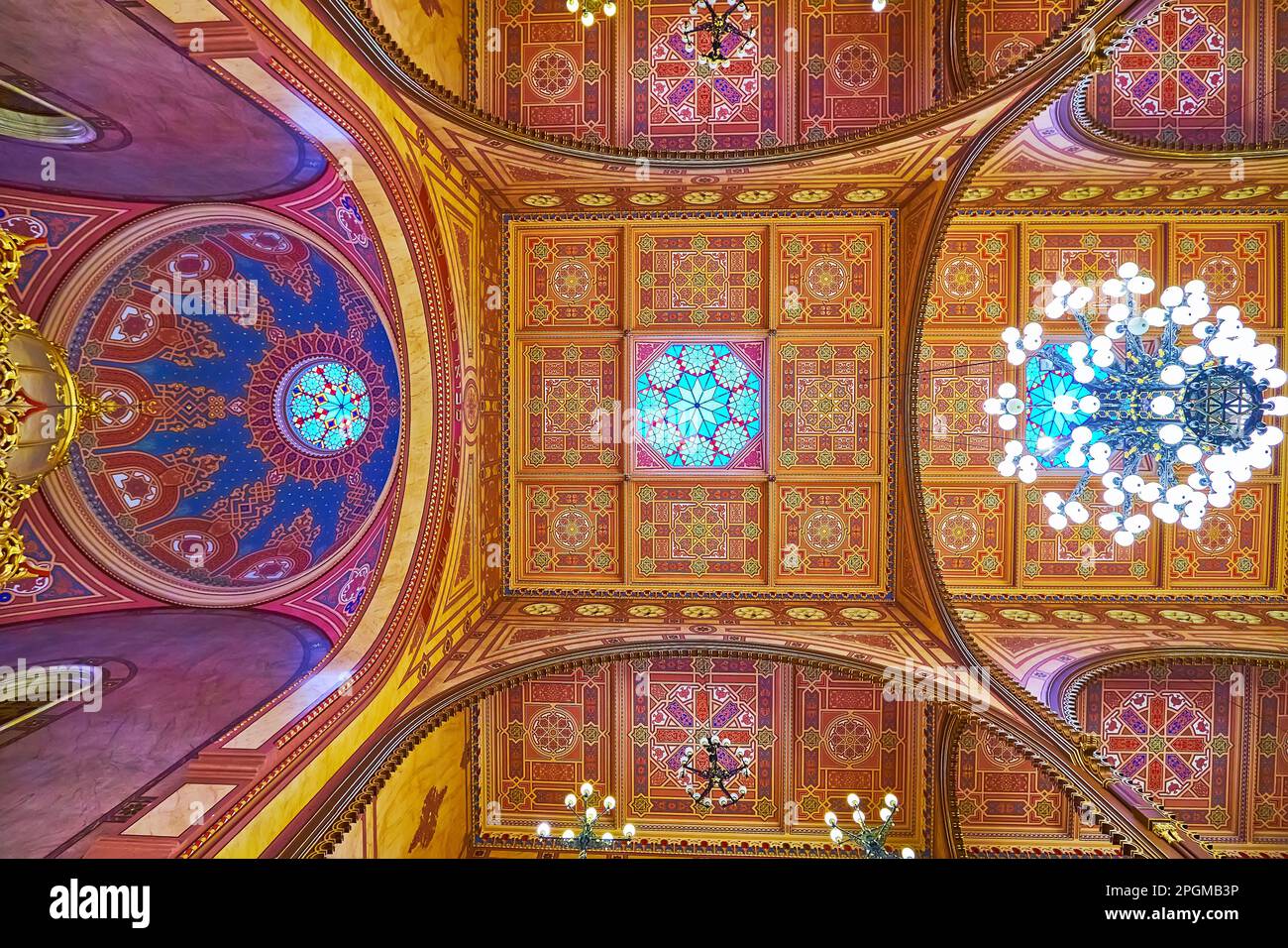 BUDAPEST, UNGARN - 22. FEBRUAR 2022: Die Synagoge der Dohany-Straße verfügt über eine außergewöhnlich reich verzierte Decke mit ockerfarbenen Gamma-Mustern, Schnitzereien und Glaskauz Stockfoto