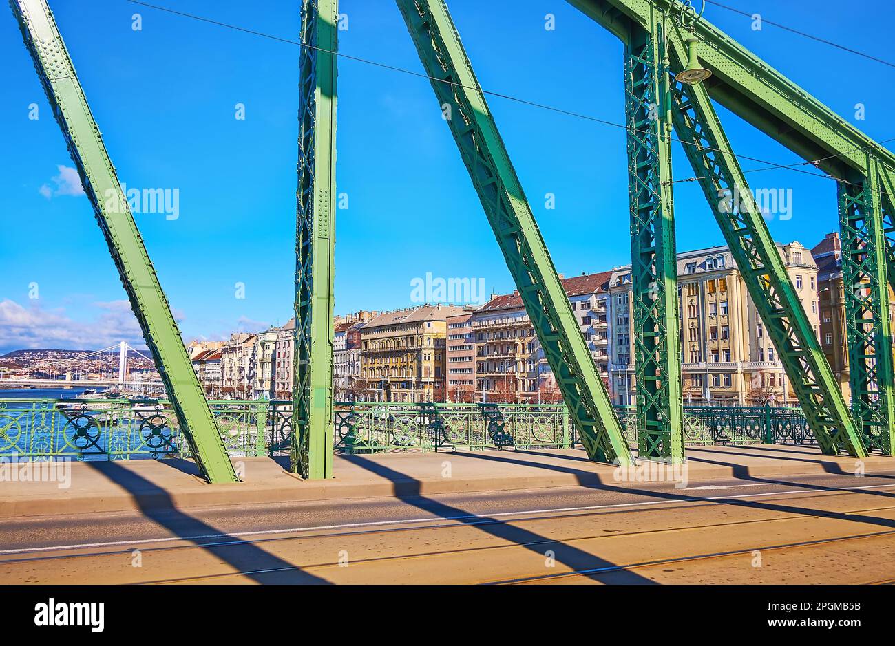 Ufer von Pest, Donau und Elisabeth-Brücke von der grünen Freiheitsbrücke, Budapest, Ungarn Stockfoto