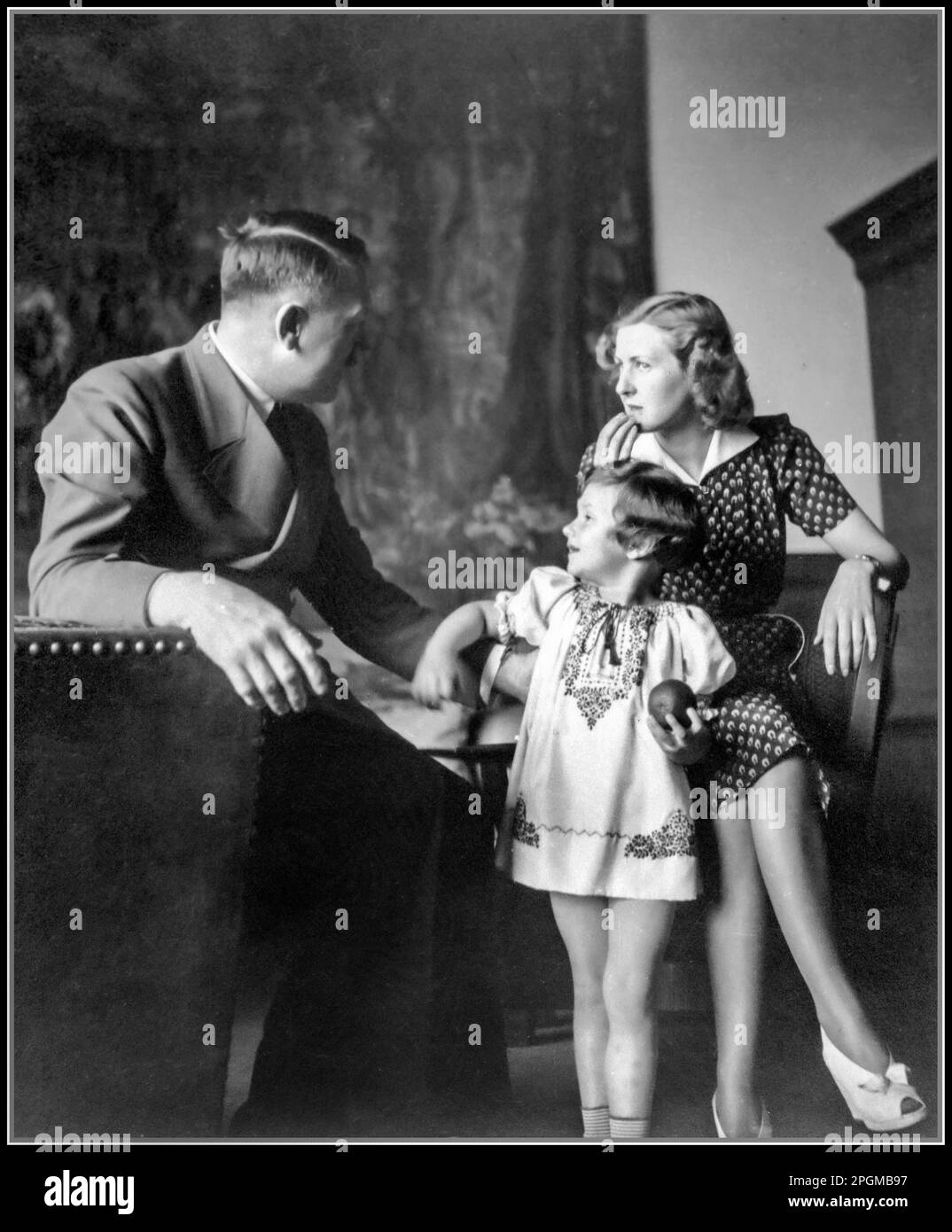 Adolf Hitler und seine Partnerin Eva Braun, die Tante des kleinen Mädchens Ursula, fotografiert von Hertha Schneider, Berghof Obersalzberg Nazi Deutschland 1942 die Fotoalben von Eva Braun Stockfoto