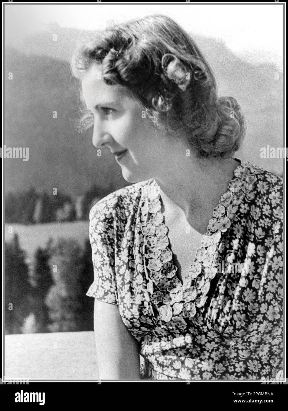 1930er Eva Braun im Berghof, in Berchtesgaden Bayern Nazi-Deutschland. (Geboren am 6. Februar 1912, München, Deutschland – verstorben am 30. April 1945, Berlin), Geliebte und spätere Ehefrau von Adolf Hitler. Sie wurde in eine bayerische Familie geboren und studierte am katholischen Jungfraueninstitut in Simbach-am-Inn. 1930 war sie eine Verkäuferin im Studio von Heinrich Hoffmans, Hitlers Fotografin, und traf auf diese Weise Hitler. Sie wurde seine Geliebte und wohnte in einem Haus, das er in München zur Verfügung stellte; 1936 zog sie in sein Chalet Berghof in Berchtesgaden. Unbekannter Fotograf, Bild aus den Fotoalben von Eva Braun Stockfoto