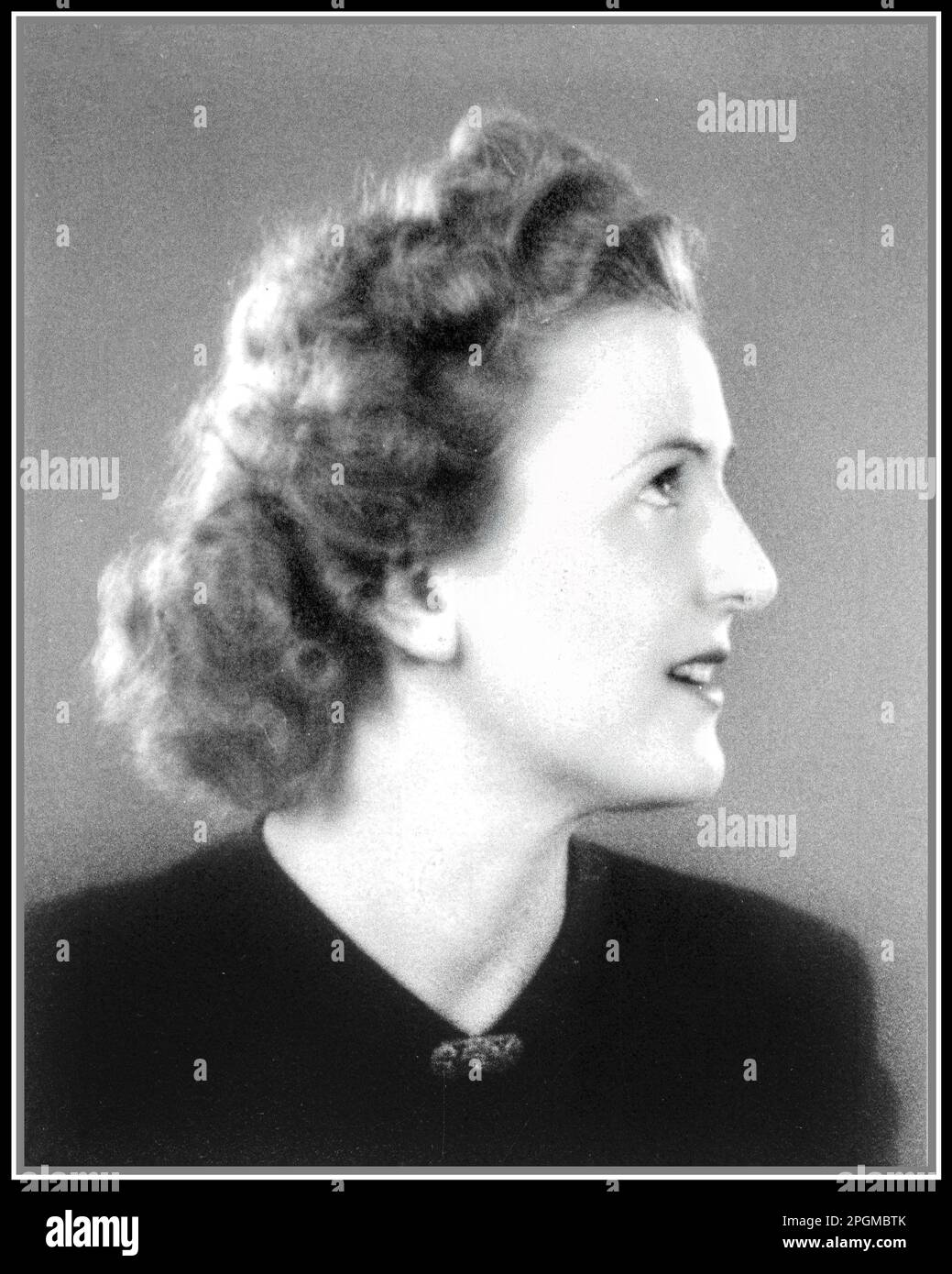1930er Eva Braun Studioporträt, möglicherweise aufgenommen von ihrem Arbeitgeber Hoffman (geboren am 6. Februar 1912, München, Deutschland – verstorben am 30. April 1945, Berlin), Geliebte und spätere Ehefrau von Adolf Hitler. Sie wurde in eine bayerische Familie geboren und studierte am katholischen Jungfraueninstitut in Simbach-am-Inn. 1930 war sie eine Verkäuferin im Studio von Heinrich Hoffmans, Hitlers Fotografin, und traf auf diese Weise Hitler. Sie wurde seine Geliebte und wohnte in einem Haus, das er in München zur Verfügung stellte; 1936 zog sie in sein Chalet Berghof in Berchtesgaden. Bild aus den Fotoalben von Eva Braun Stockfoto