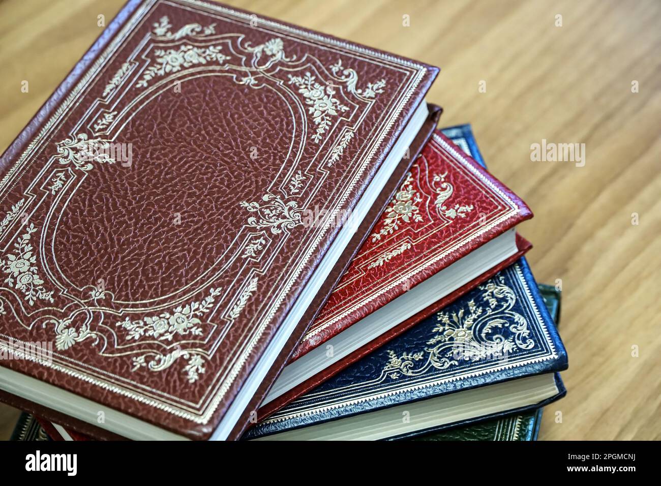 Wunderschöne alte Bücher mit Ledereinband und klassischer Dekoration in Gold Stockfoto