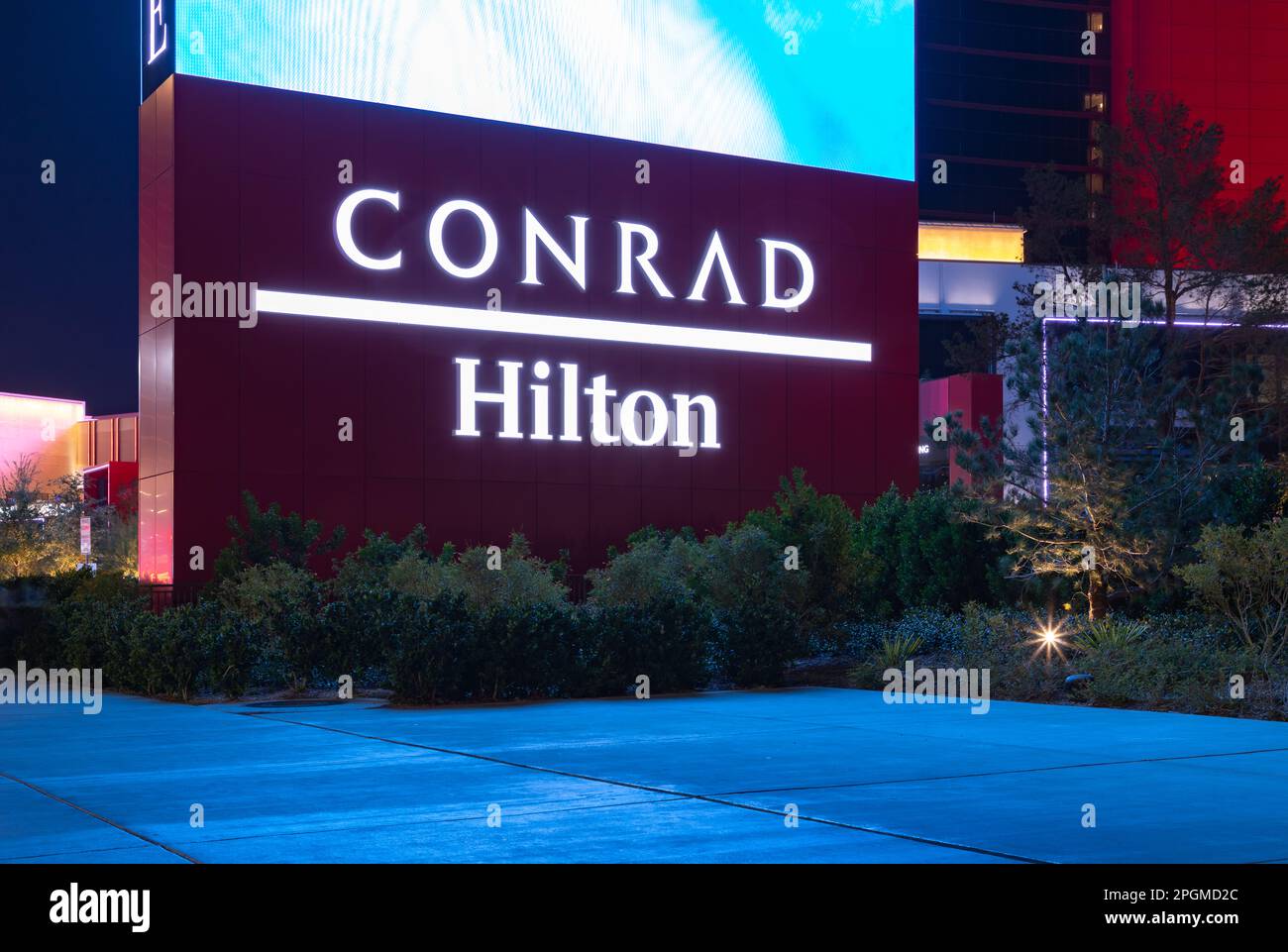 Ein Bild von der Plakatwand des Conrad Las Vegas und Las Vegas Hilton in der Resorts World bei Nacht. Stockfoto