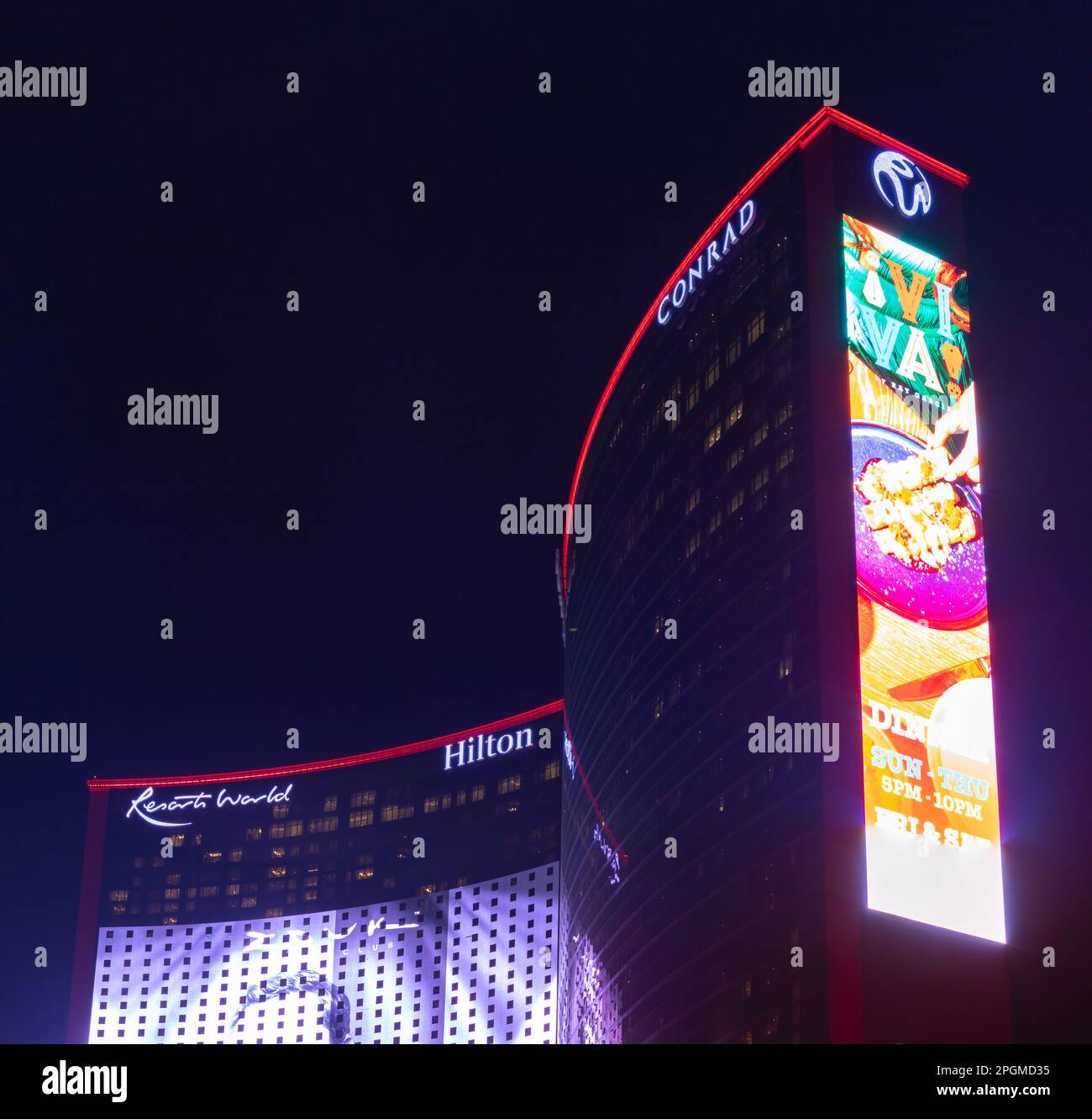 Ein Bild des Conrad Las Vegas und Las Vegas Hilton in Resorts World bei Nacht. Stockfoto