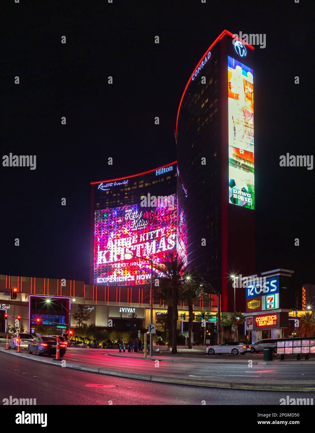 Ein Bild der großen Bildschirme im Conrad Las Vegas und Las Vegas Hilton in Resorts World bei Nacht. Stockfoto