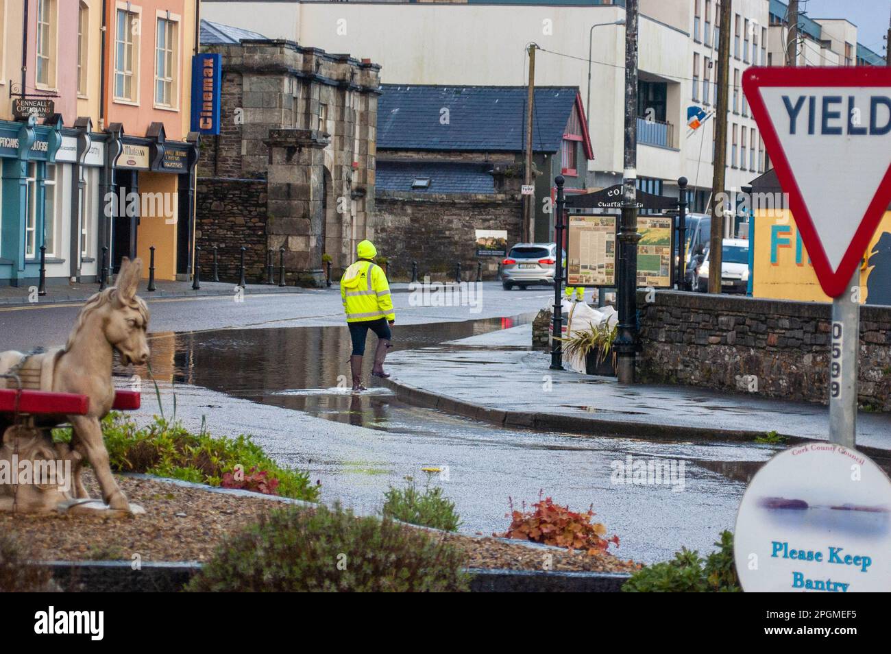 Bantry West Cork Irland Donnerstag, 23. März 2023; Bantry erlebte heute Abend leichte Überschwemmungen. Flut um 6,05pm Uhr mit Flutfluten an einigen Stellen. Die Mitarbeiter des Cork County Council kümmerten sich um die wichtigsten wasserdurchlässigen Bereiche sowie um das Verkehrsmanagement. Kredit; ED/Alamy Live News Stockfoto