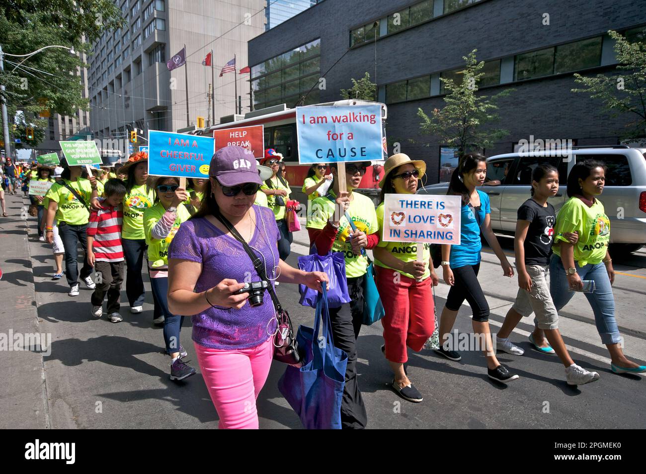 Toronto, Ontario, Kanada - 08/25/2013: Demonstranten mit Bannern und Plakaten gegen die kanadische Regierung in der Frage der Förderung von Kindern in Stockfoto