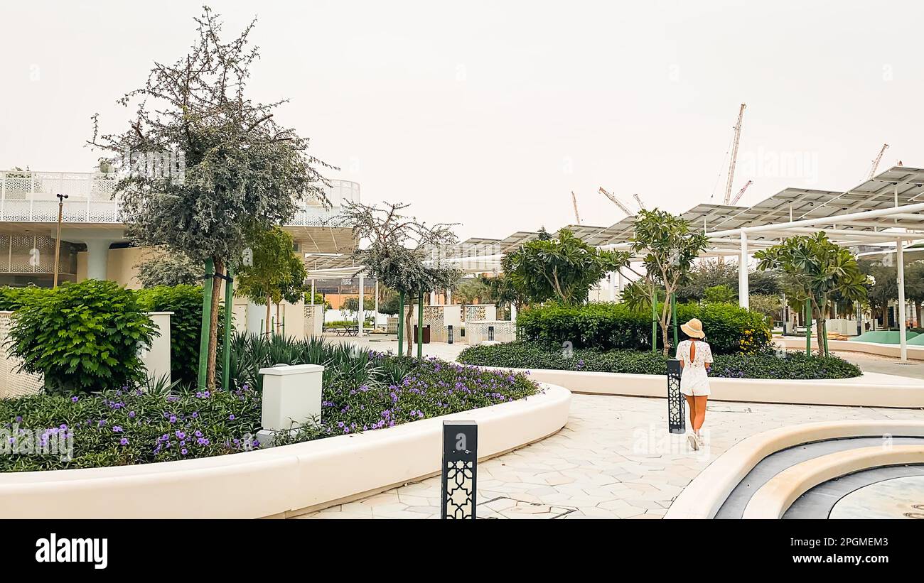 Vereinigte Arabische Emirate, Abu Dhabi - 13. märz 2023: Touristenspaziergang im Masdar City Central Park. Die nachhaltigste Infrastruktur von Gemeinden und Parks der Welt. Urbane Niedrigster Stockfoto