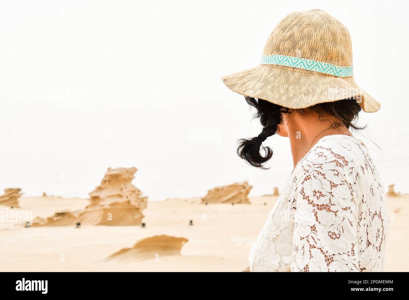 Weibliche Touristen schauen sich die Fossil Dunes-Strukturen an. Abu Dhabi, VAE. Berühmtes Reiseziel außerhalb der Hauptstadt Stockfoto