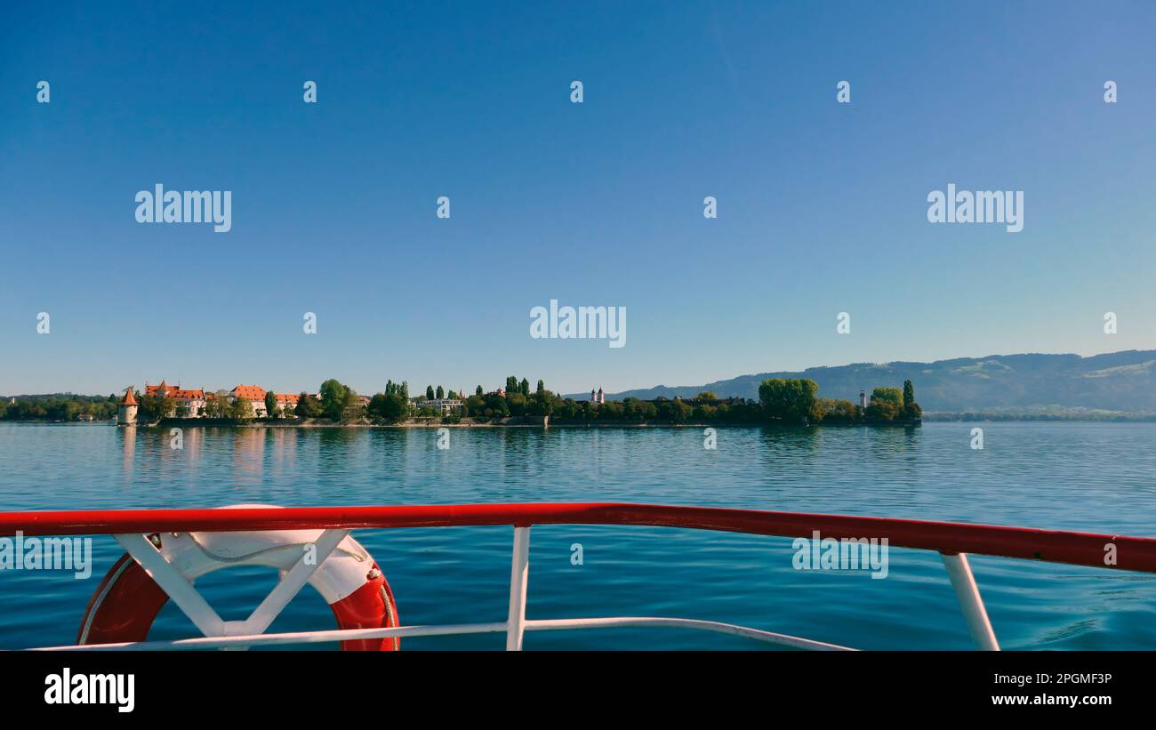 Blick vom Boot mit Rettungsschwimmer auf den bodensee in Deutschland Stockfoto