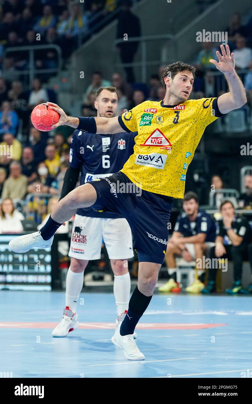 Mannheim, Deutschland. 23. März 2023. Handball: Bundesliga, Rhein-Neckar Löwen - HSV Hamburg, Matchday 24, SAP Arena. Uwe Gensheimer (r) vom Rhein-Neckar Löwen macht einen 7-Meter-Schuss. Kredit: Uwe Anspach/dpa/Alamy Live News Stockfoto