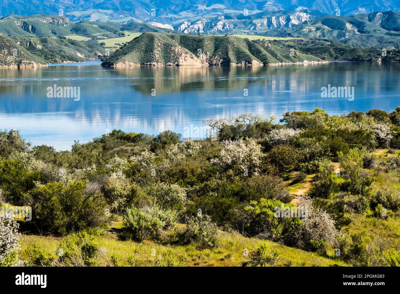 Lake Cachuma vom Bradbury Dam Overlook. Der See ist die Wasserversorgung für die Stadt Santa Barbara, Kalifornien. Stockfoto