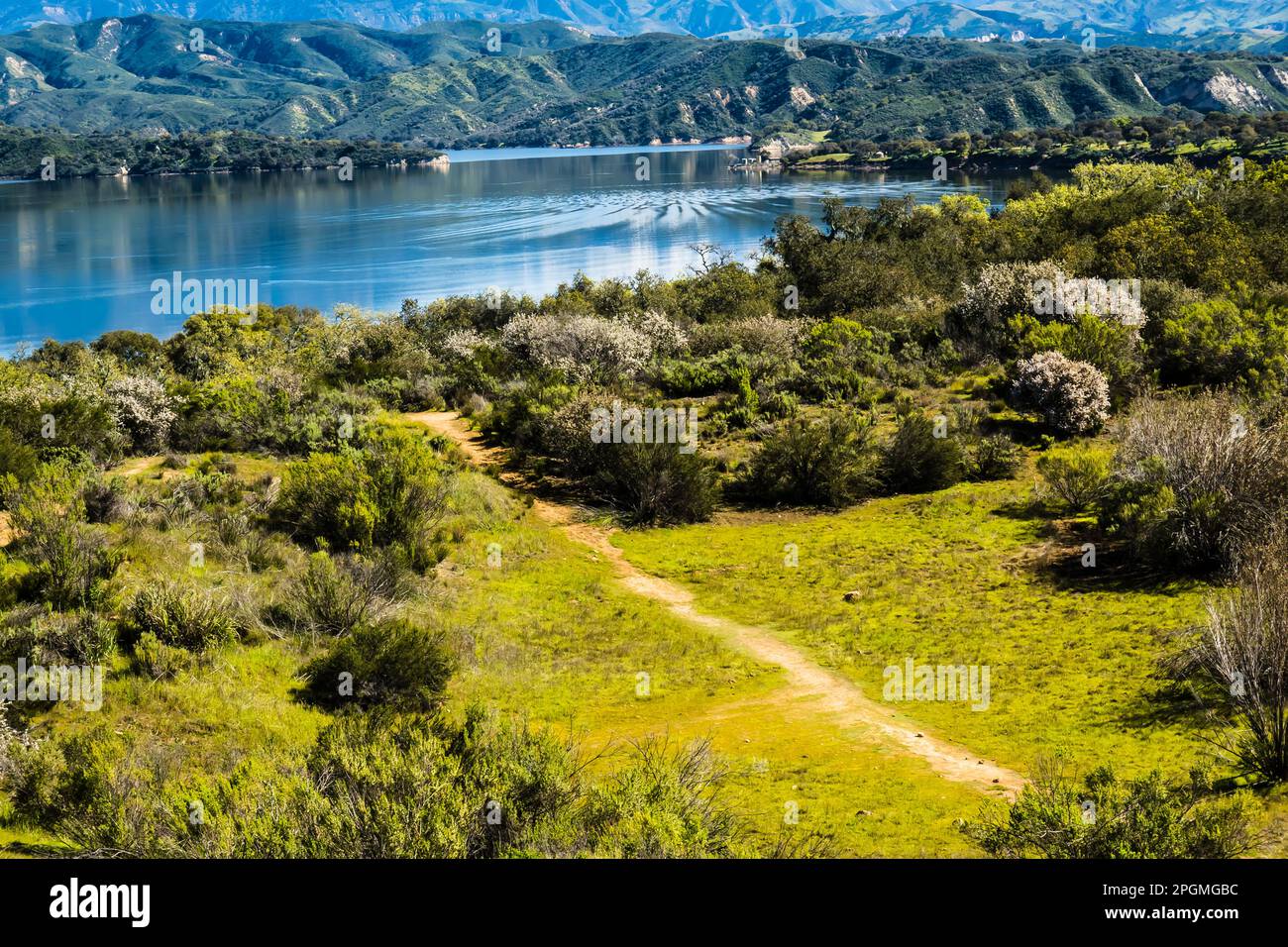 Lake Cachuma vom Bradbury Dam Overlook. Der See ist die Wasserversorgung für die Stadt Santa Barbara, Kalifornien. Stockfoto