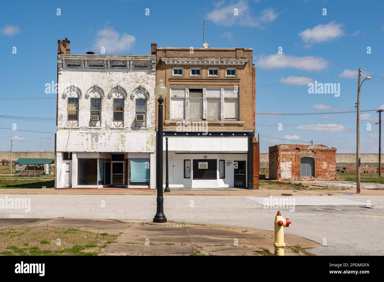 Verlassene Ladengebäude in einer verlassenen Stadt. Kairo, Illinois, USA. Stockfoto