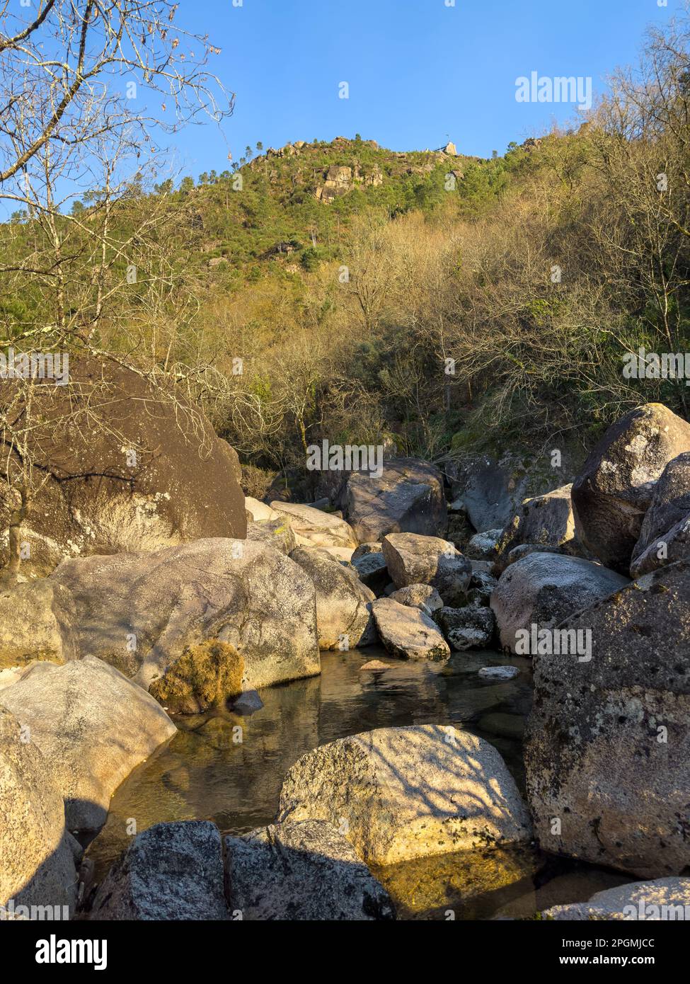 Wasserlauf in der Nähe des Wasserfalls Fecha de Barjas (auch bekannt als Tahiti-Wasserfall) in den Bergen des Peneda-Geres-Nationalparks, Portugal. Stockfoto