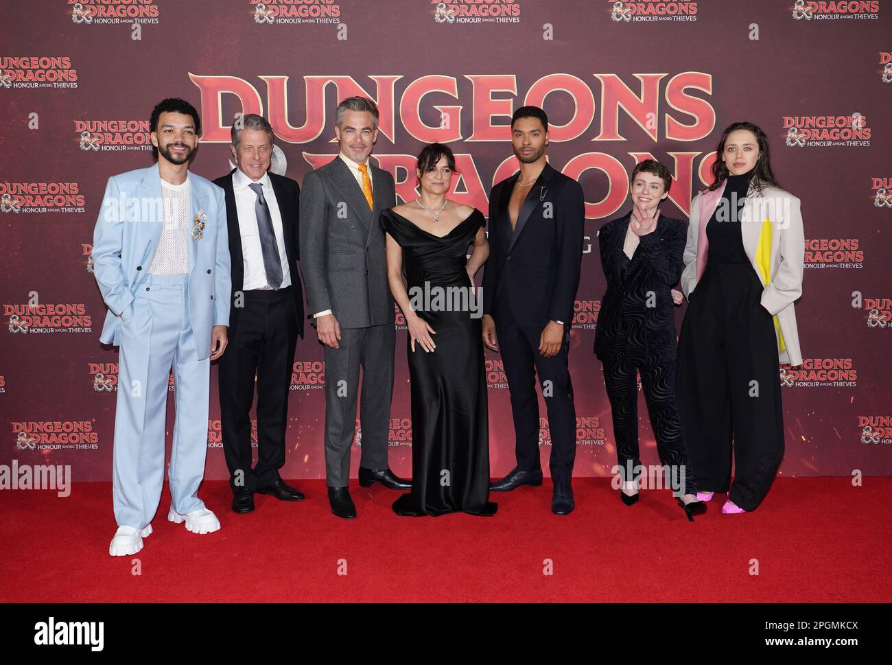 (Von links nach rechts) Justice Smith, Hugh Grant, Chris Pine, Michelle Rodriguez, Rege-Jean Page, Sophia Lillis und Daisy Head, die an der britischen Premiere von Dungeons and Dragons: Honor Better Thieves am Cineworld Leicester Square in London teilnahmen. Foto: Donnerstag, 23. März 2023. Stockfoto