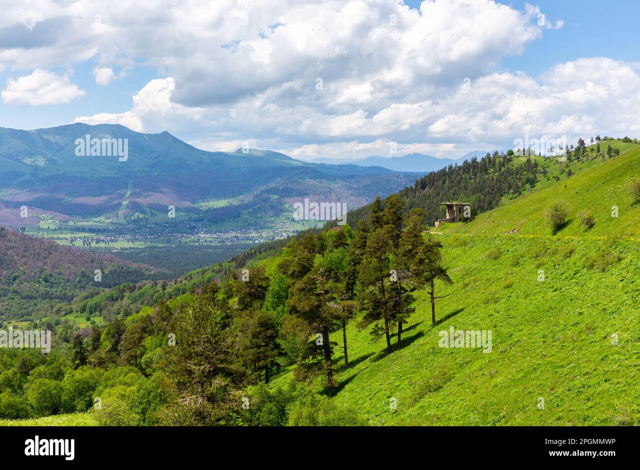 Landschaft der Trialeti (Kaukasus) Berge mit der M-20 Straße zum Tskhratskaro Pass und der alten Bakuriani Skilift, üppig grünen Bergen und Grasland Stockfoto