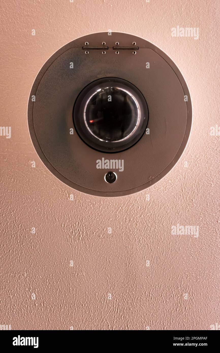 Surveillance camea in Symmetrie und mit weißer Wand Stockfoto