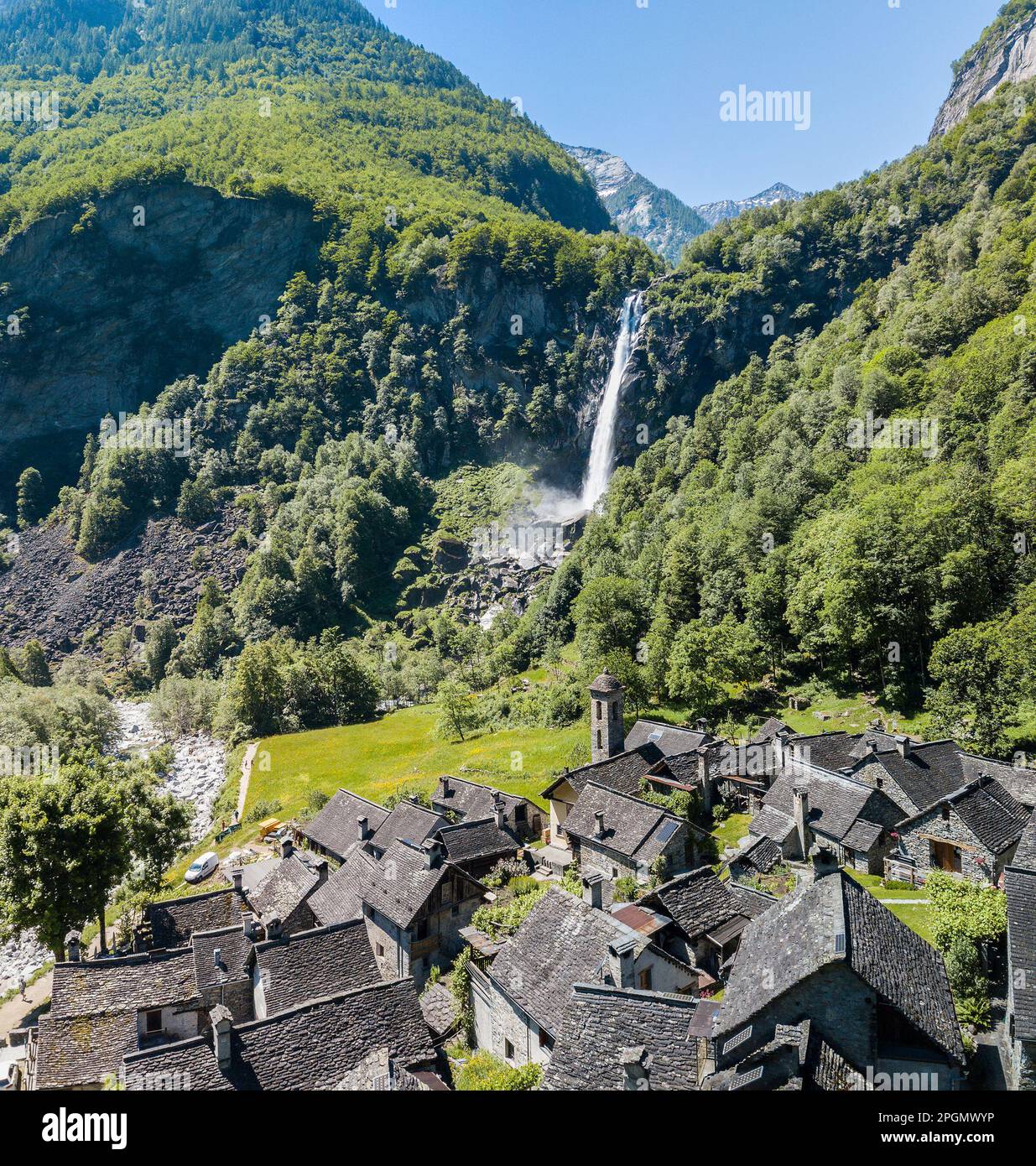 Luftaufnahme des Wasserfalls über dem Dorf Foroglio im Bavona-Tal im italienischsprachigen Teil der Schweiz Stockfoto